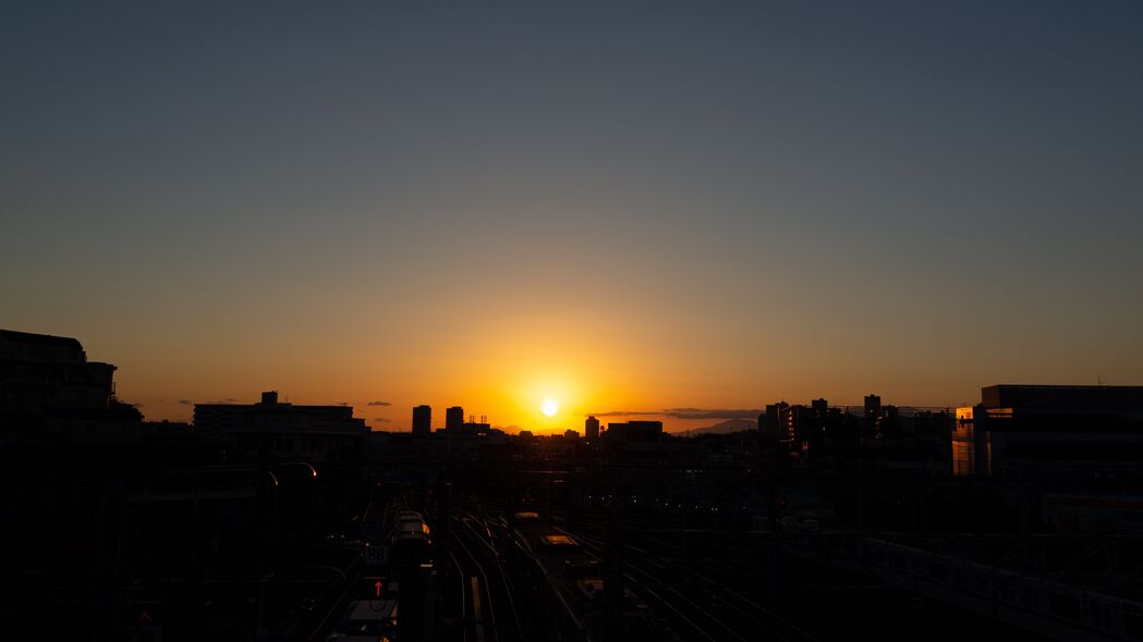 东京铁路车站夜晚日落，地平线美景，日本风情4K高清壁纸3840x2160下载