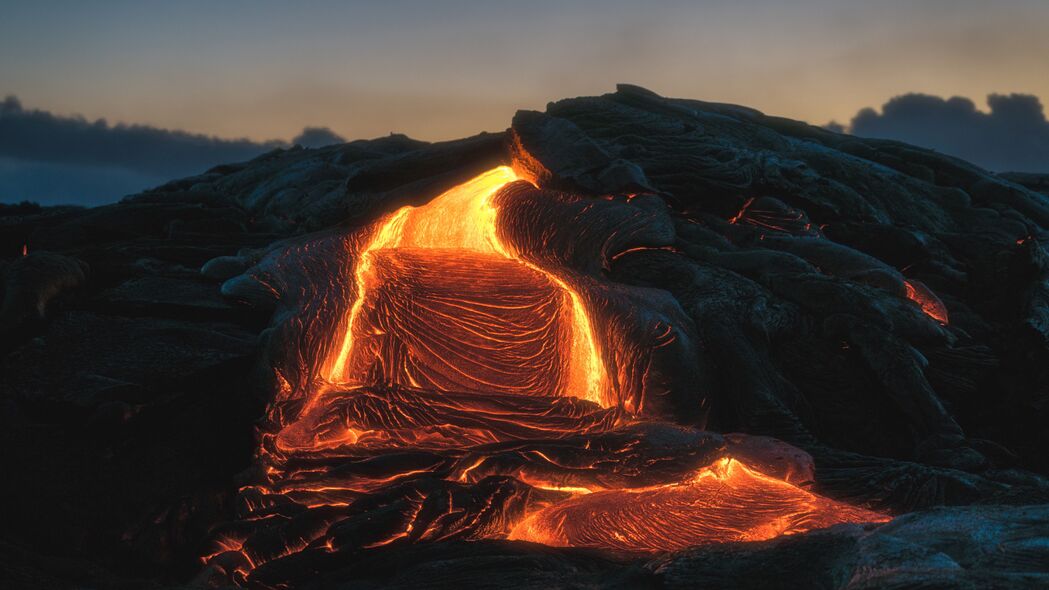 火山熔岩炽热融化的壮观景象，精选4K高清壁纸，3840x2160分辨率，风景如画，一键下载！