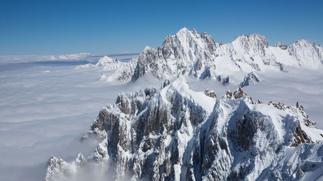 山峰云雾缭绕之美，高清4K山脉壁纸，3840x2160极致分辨率，免费下载