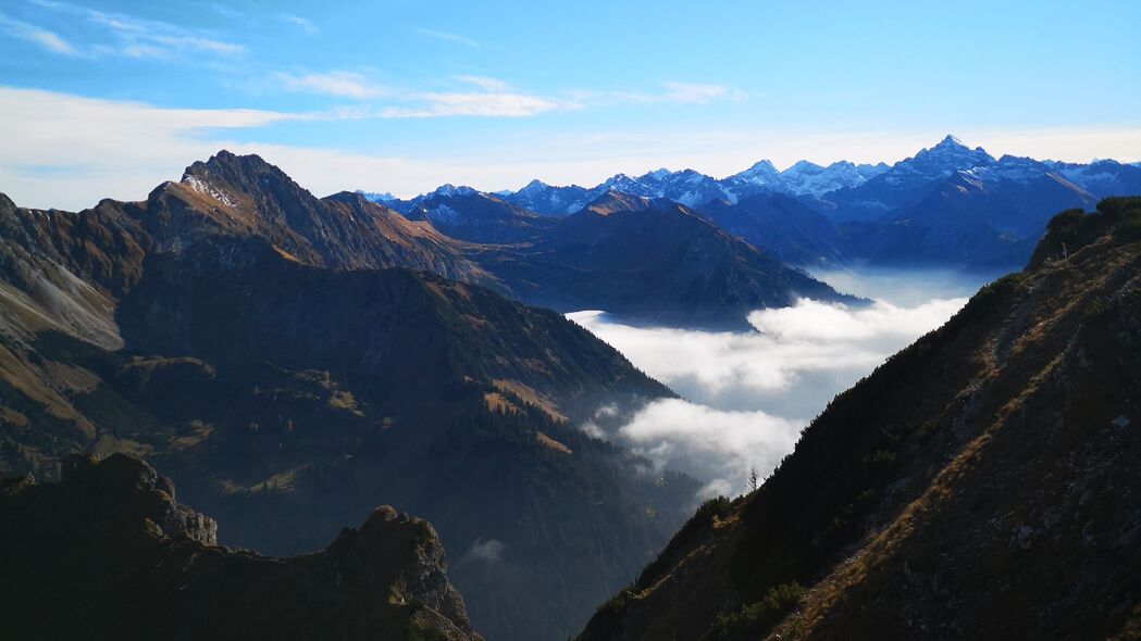 阿尔卑斯山脉鸟瞰，峰峦叠翠，云雾缭绕，4K高清壁纸3840x2160免费下载