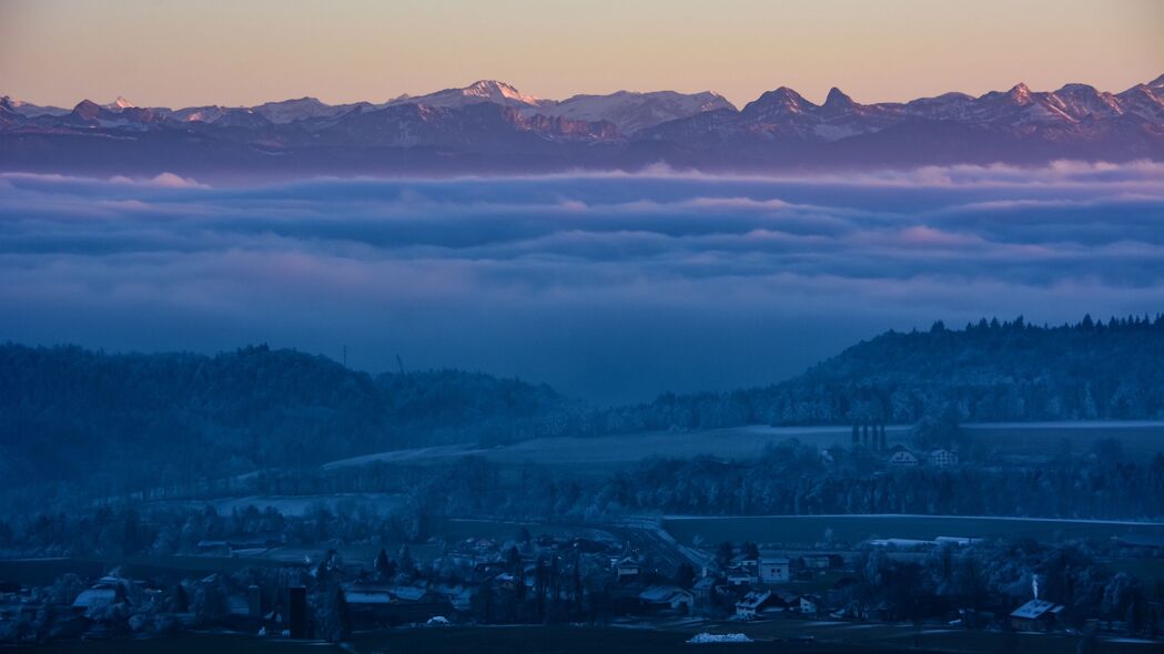雾绕山脉黄昏景，瑞士冬日天空美，4K高清壁纸3840x2160下载