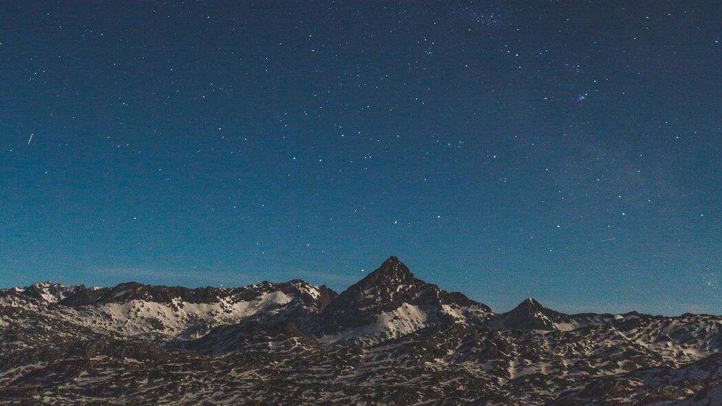 山脉星空夜景，高清4K星星山峰雪地壁纸 3840x2160下载