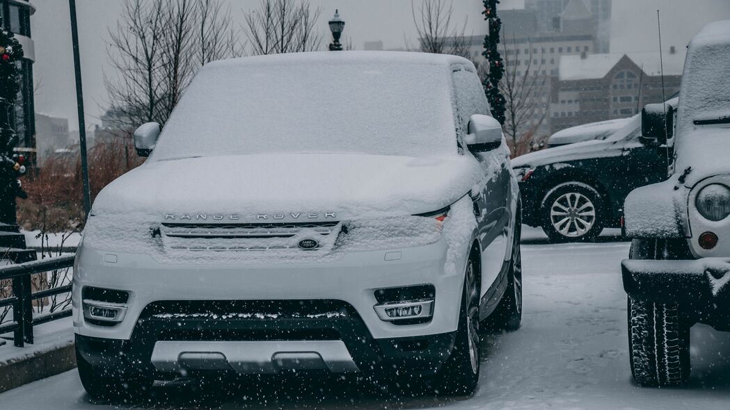 路虎揽胜SUV，豪华降雪4K壁纸，3840x2160高清下载