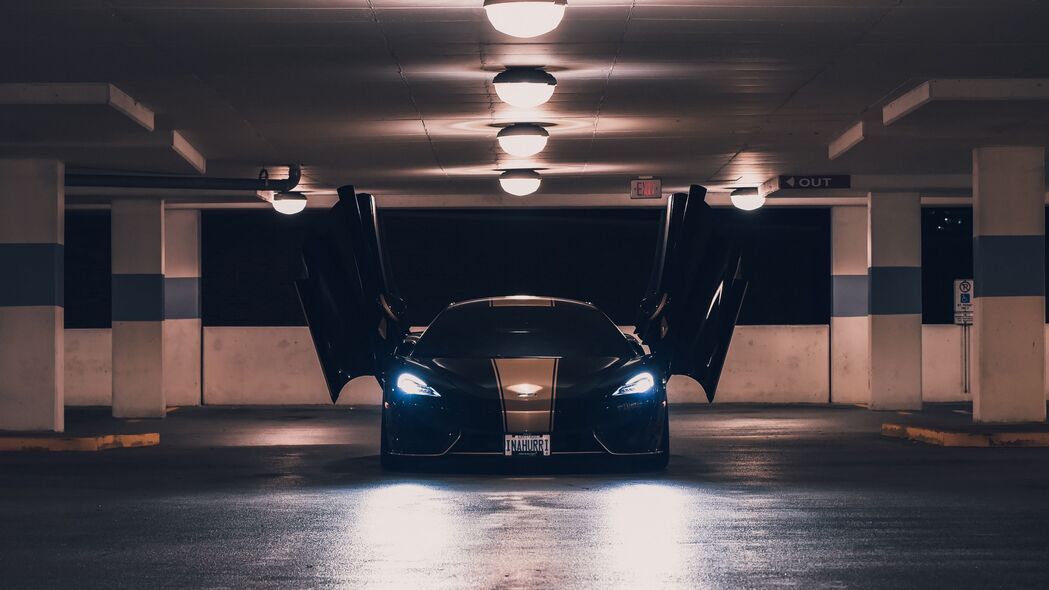 mclaren跑车停车场门灯惊艳瞬间，4K超高清壁纸，3840x2160分辨率，汽车爱好者必备！