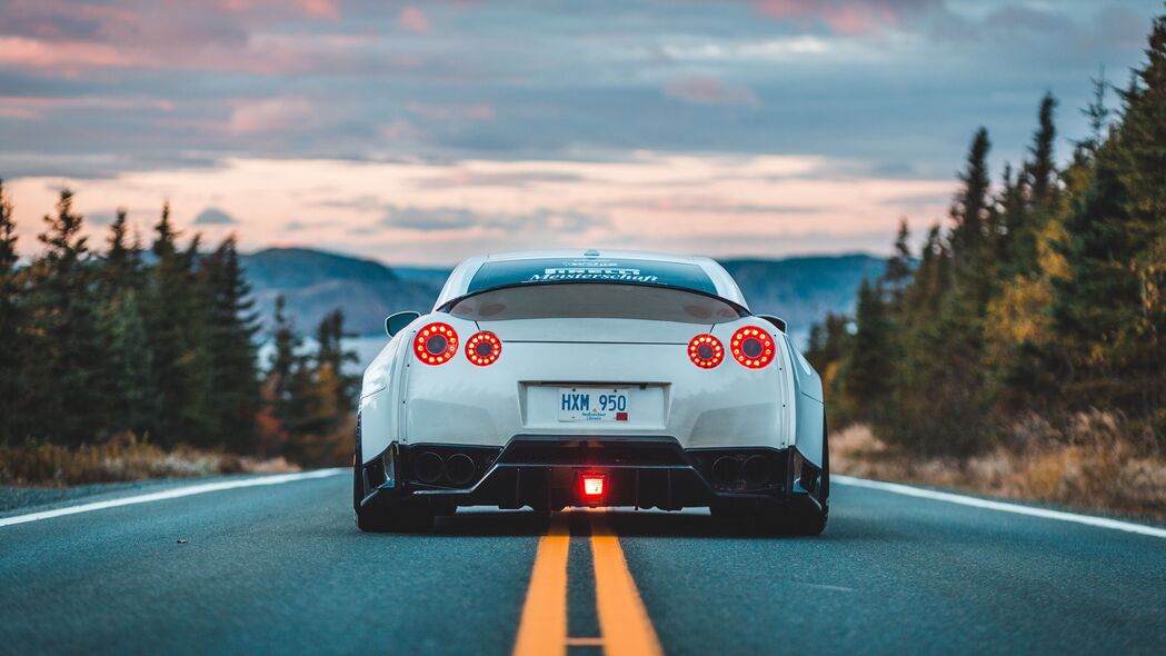 日产GT-R，炫酷后视标记，沥青道路驰骋，4K高清壁纸下载