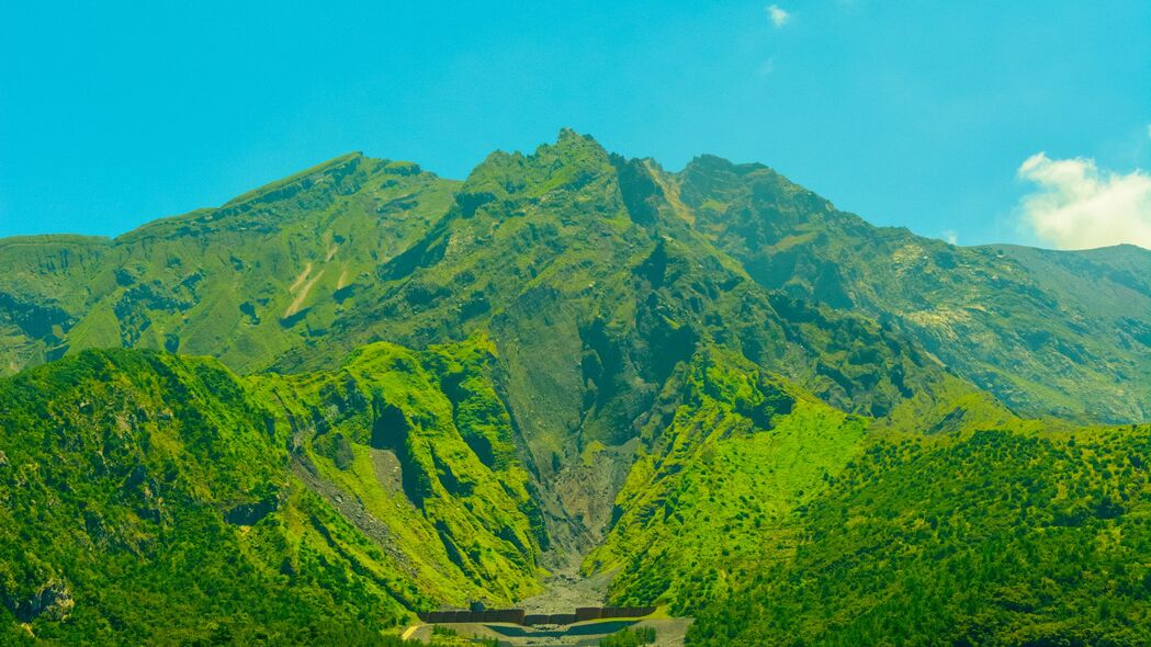 火山、山峦、树木与草地的绿色之美，日本4K超高清壁纸（3840x2160）