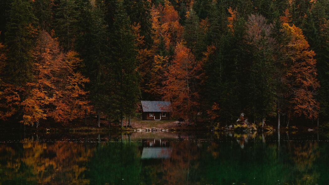 森林秋意，意大利湖畔小屋美景，4K高清壁纸（3840x2160）下载