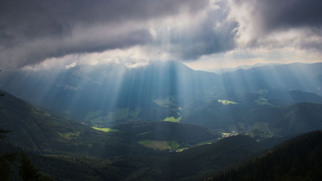 山脉雾绕山谷景，阿尔卑斯树木繁盛，绝美4K高清壁纸（3840x2160）下载