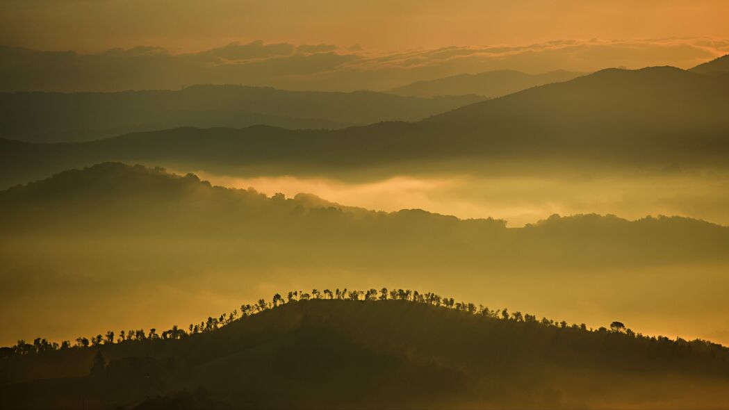丘陵山脉雾景，云树交织的天空4K超清壁纸，3840x2160高清下载