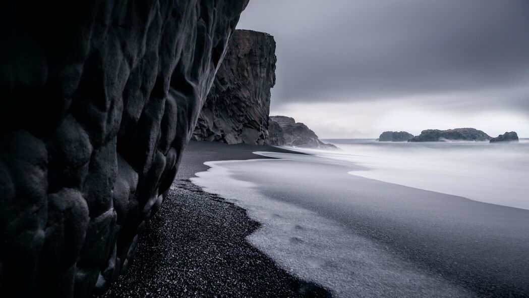 深海岩石冲浪场景，鹅卵石黑白深色调4K超高清壁纸（3840x2160），高清背景图片免费下载