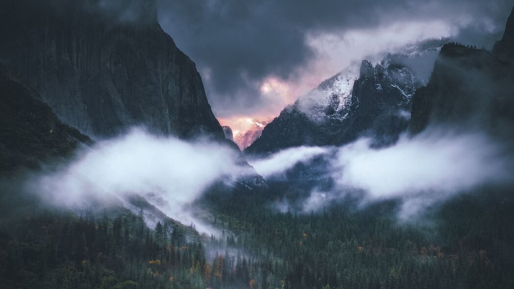 山脉雾霭缭绕，夜晚星空璀璨，深色天空下的草地美景，4K高清壁纸下载（3840x2160）