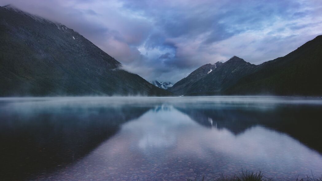 阿尔泰山脉湖泊云雾美景，俄罗斯风情4K壁纸，高清3840x2160风景图片下载