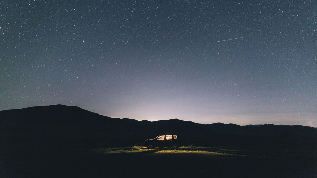 星空之夜，汽车驰骋，光线洒落地平线，4K高清壁纸，3840x2160超清下载