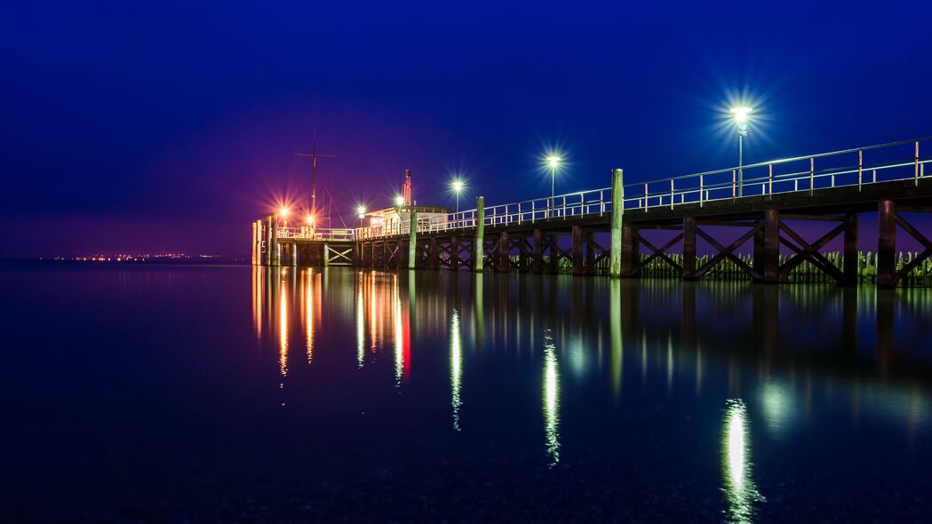 码头夜色，大海波澜与璀璨灯光交织的4K高清壁纸（3840x2160）下载