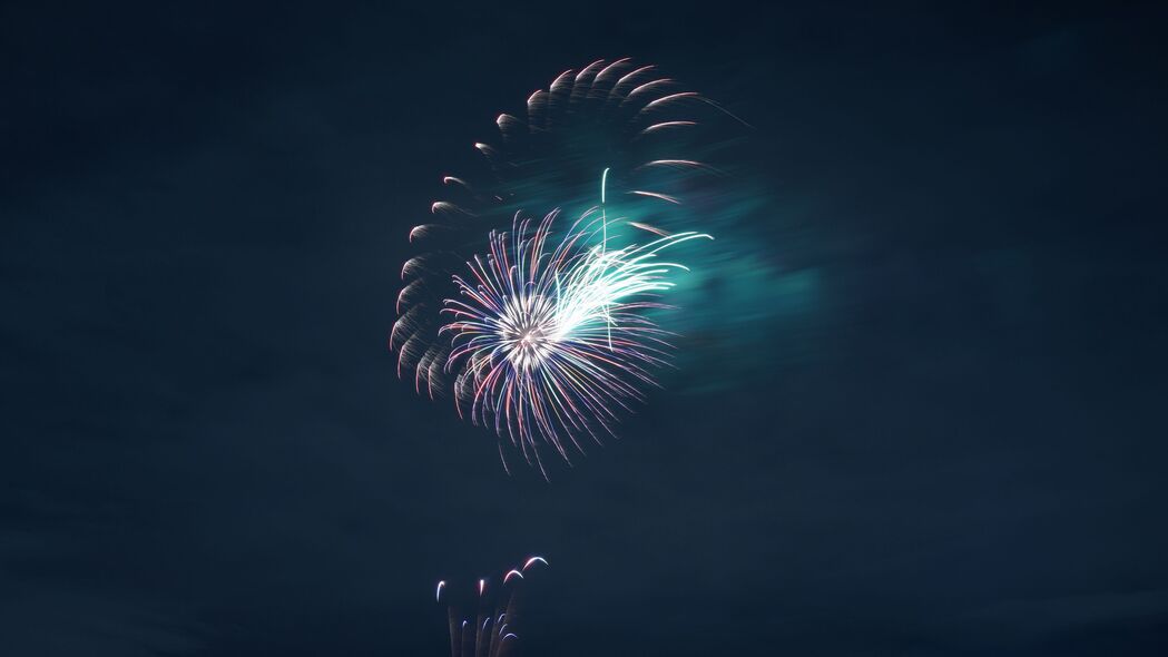 礼炮烟花绽放夜空，绚丽射线映衬高清4K壁纸，3840x2160超清下载