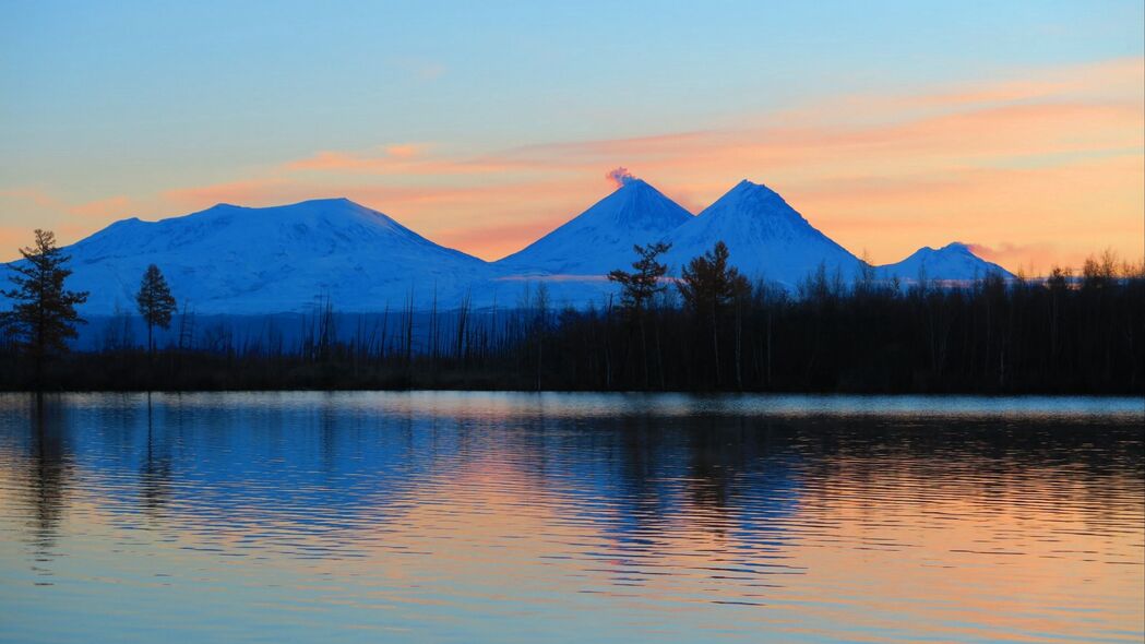 日出山脉湖泊美景，高清4K早晨风景壁纸，3840x2160分辨率免费下载