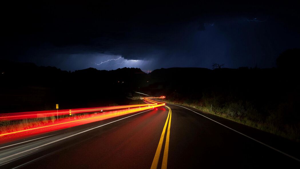 雷暴闪电夜，道路标记映辉光，4K高清壁纸，3840x2160超清下载