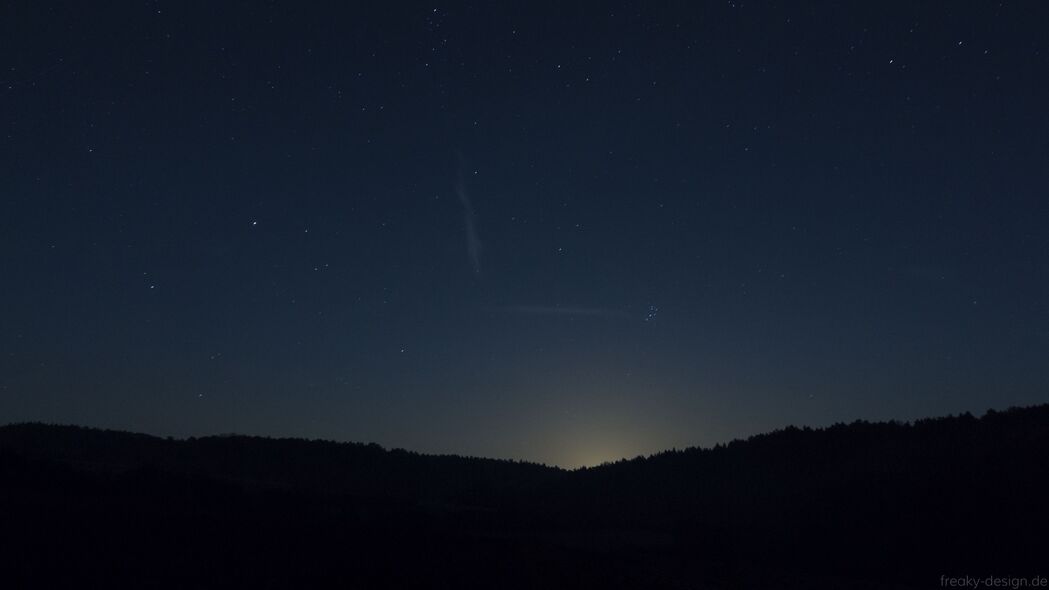 夜晚星空下的树木美景，超清4K黑暗背景壁纸，3840x2160高清下载