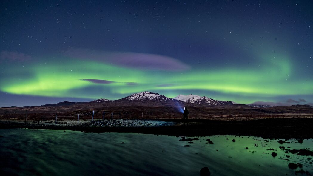 北极光极光剪影，冬季山脉雪夜星空美景，高清4K壁纸（3840x2160）免费下载