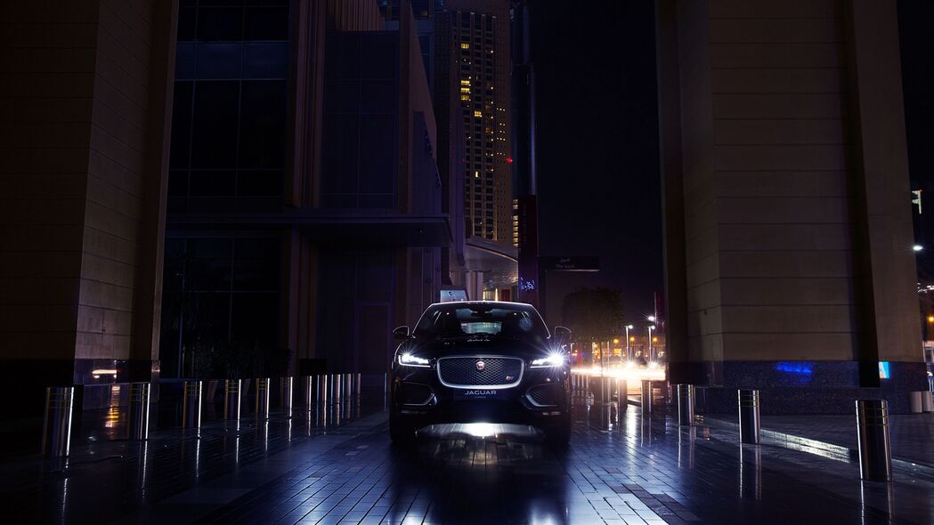 捷豹F-PACE SUV夜城灯光秀，惊艳4K壁纸，高清3840x2160下载