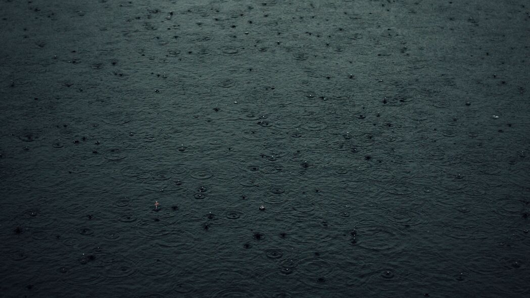 雨滴喷雾深色4K高清壁纸，3840x2160超清背景图片下载