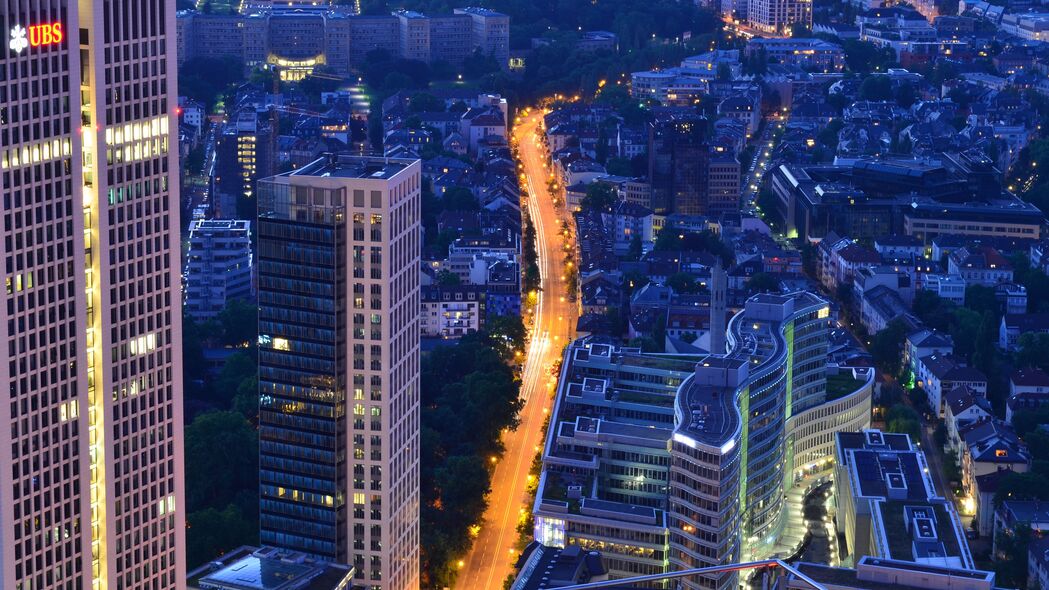 夜城摩天鸟瞰，法兰克福城市灯光4K超清壁纸，3840x2160分辨率免费下载