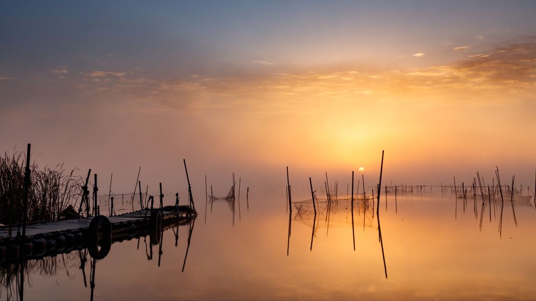 码头日落美景，湖泊渔网交织的4K高清壁纸，3840x2160分辨率免费下载