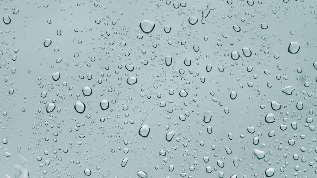 滴水表面，湿润之美，高清4K壁纸，3840x2160分辨率，尽显雨水细腻质感