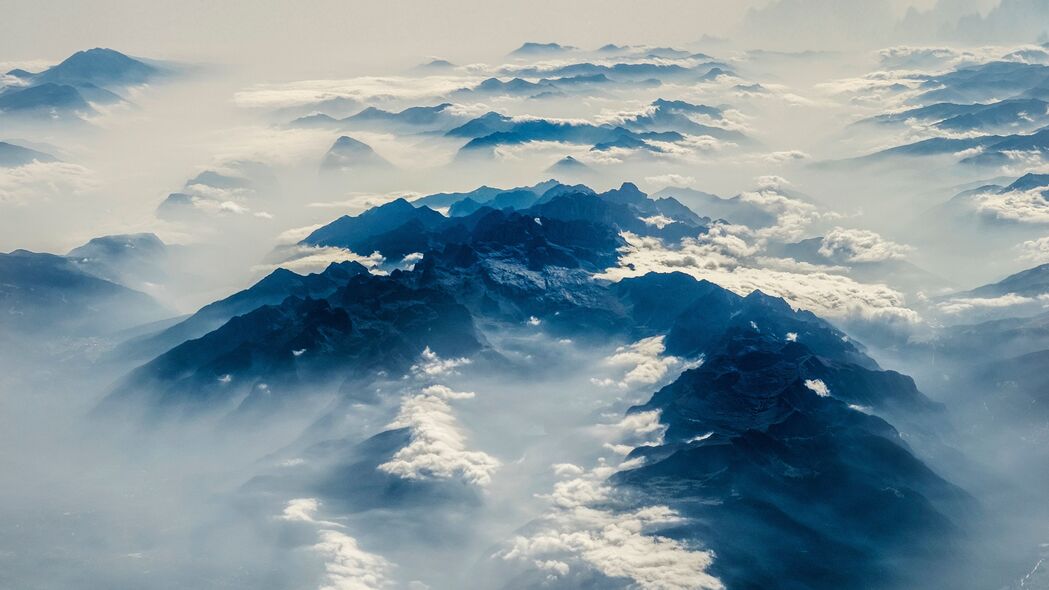 阿尔卑斯山脉绝美云端视角，3840x2160超高清4K风景壁纸，一键下载！