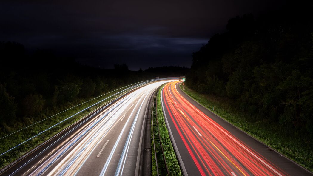 夜间转弯照明，道路灯光璀璨，高清4K风景壁纸（3840x2160）下载