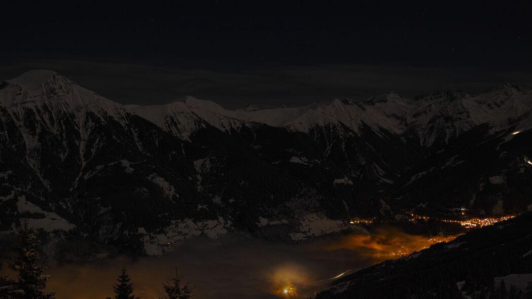 萨尔茨堡山脉夜晚村庄光景，4K高清壁纸（3840x2160）免费下载