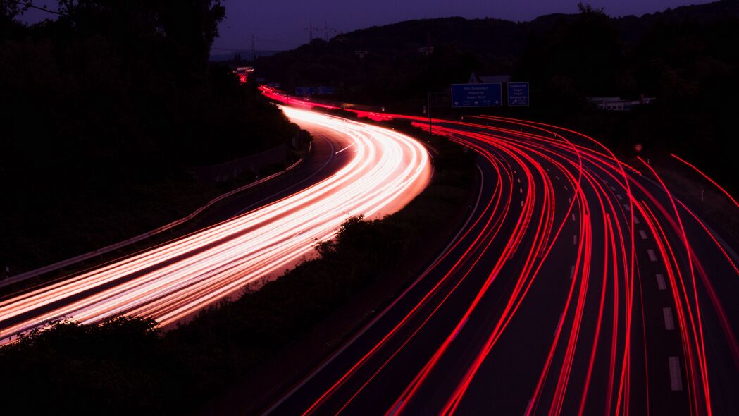 夜晚道路转弯背光，深色4K壁纸高清下载，3840x2160精美风景图片