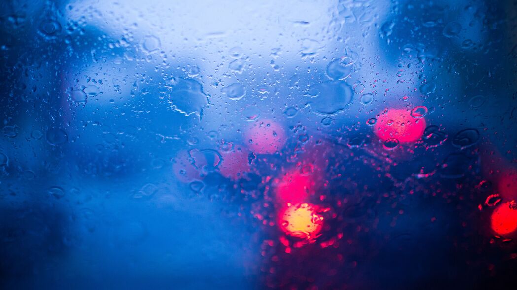 滴落雨水的浅色玻璃散焦眩光4K高清壁纸，3840x2160精美背景图片下载