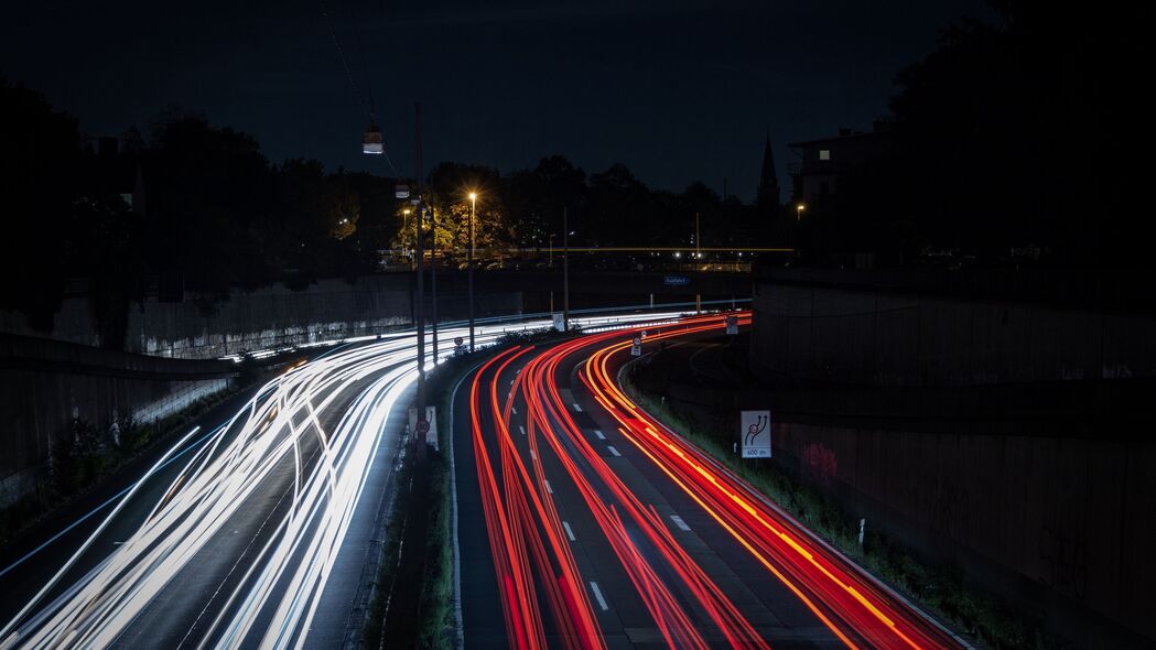 道路转弯灯光璀璨，夜晚运动风景如画，4K高清壁纸3840x2160下载