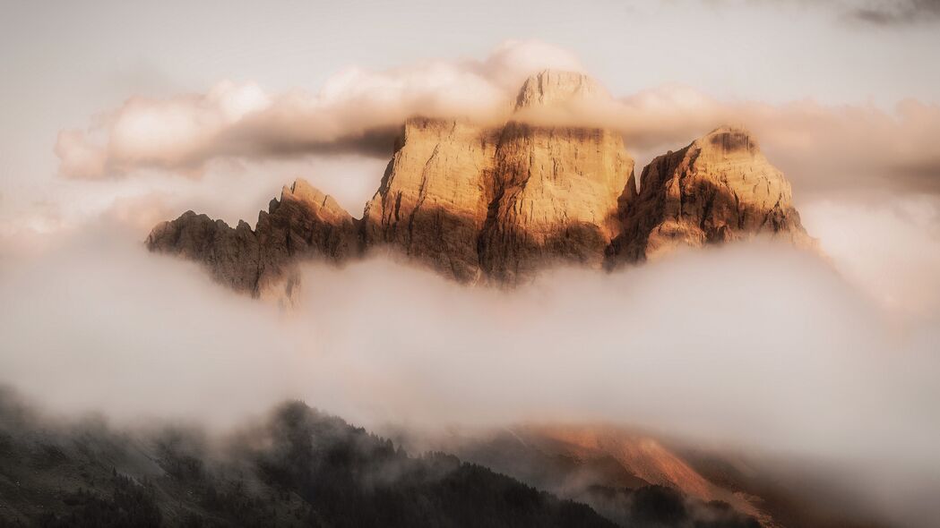 山脉雾绕白云石，蒙特佩尔莫美景，4K高清壁纸下载（3840x2160）
