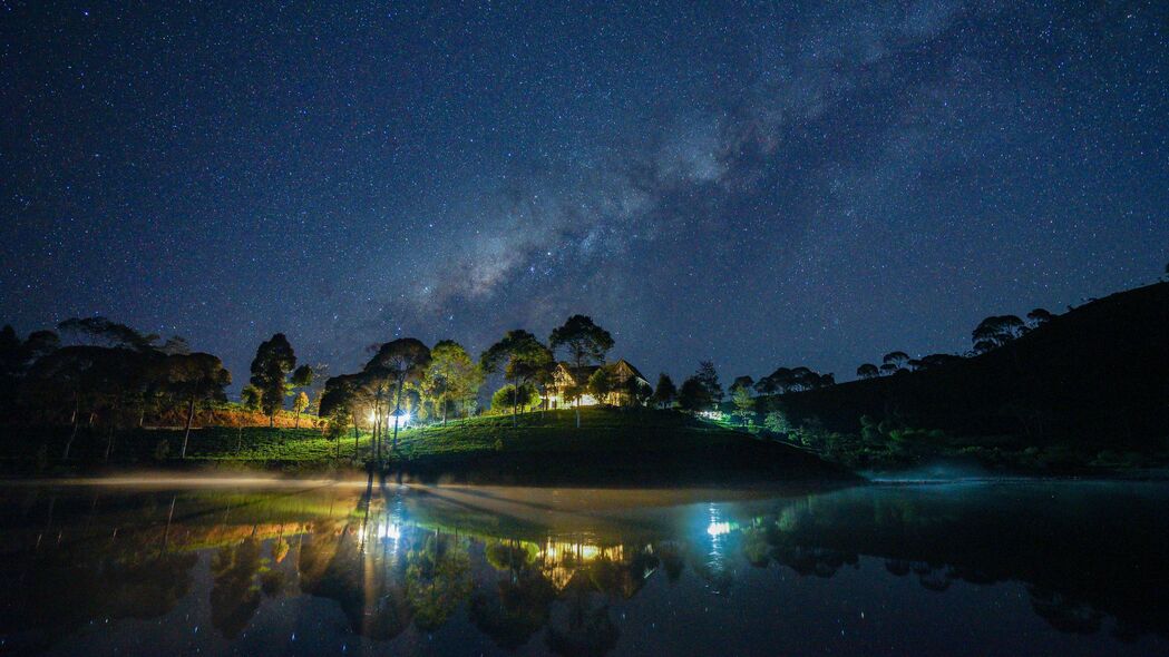星空银河之美，湖泊灯光与房屋共绘的4K高清壁纸，3840x2160分辨率畅享下载