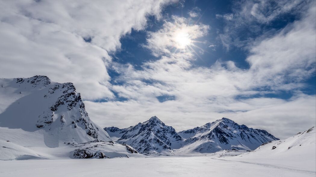 山脉雪景冬日云空，太阳射线映4K，超清壁纸3840x2160免费下载