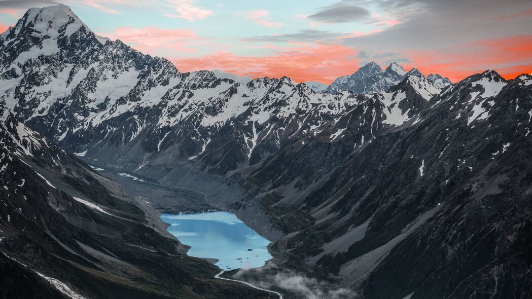 山脉湖泊鸟瞰，雪云交织4K美景，高清壁纸3840x2160下载