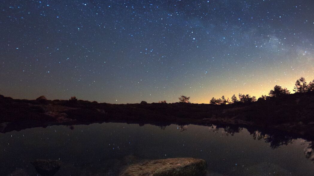 星空映湖夜，地平线反射美景，3840x2160高清4K风景壁纸下载