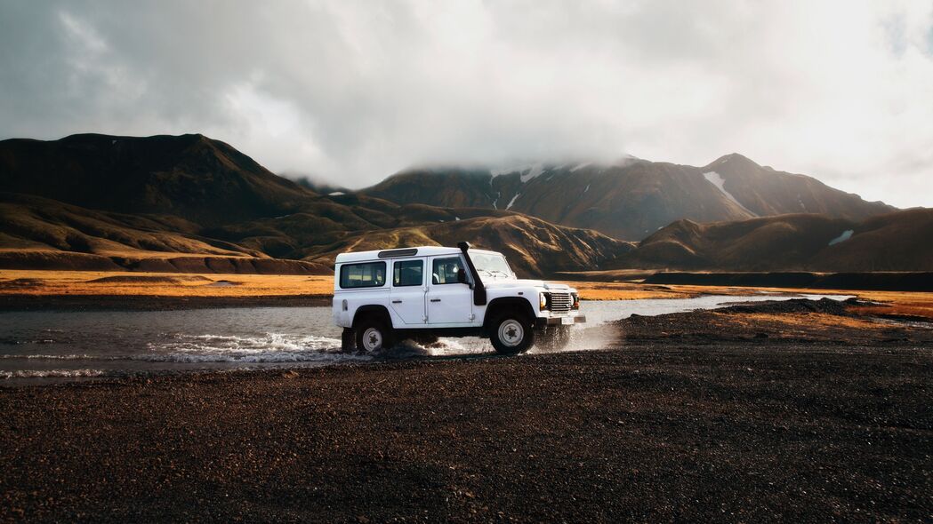 SUV畅游冰岛湖景，Landmannalaugar旅行4K高清壁纸3840x2160下载
