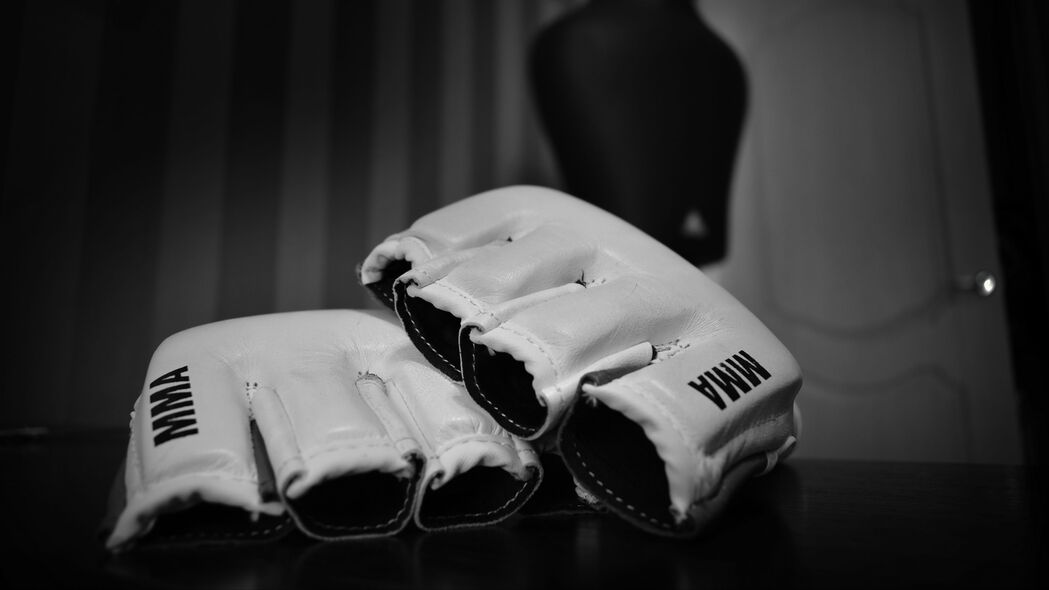 4K高清壁纸，混合武术MMA摔跤主题，黑白手套炫酷风，3840x2160超高清下载