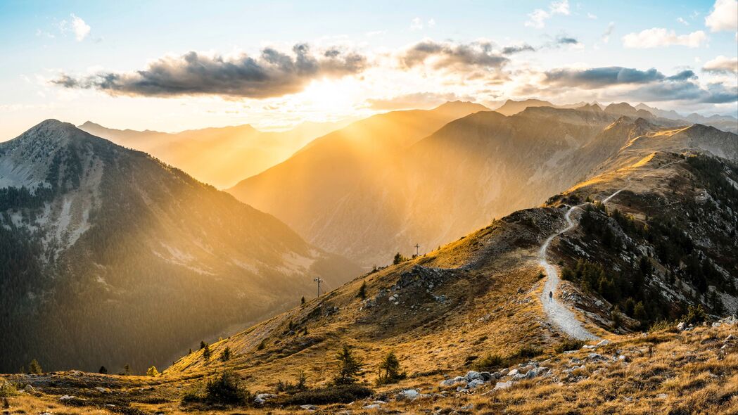 山脉日出绝美路径，阳光洒落4K高清壁纸，3840x2160超清风景图片下载