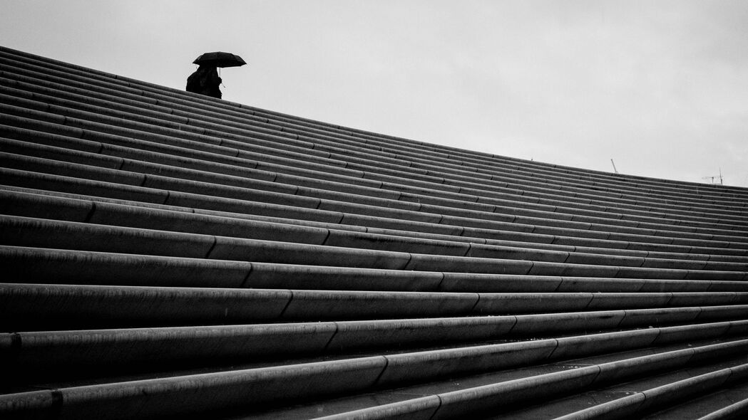 孤独氛围，黑白楼梯与雨伞交织的4K超清壁纸，3840x2160高清下载