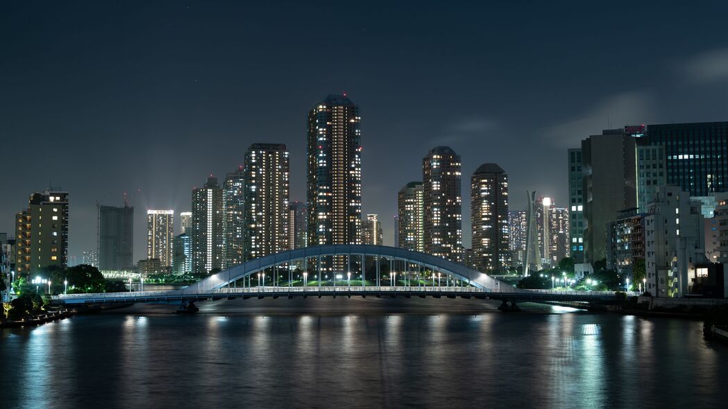 东京夜城，摩天大楼、桥梁与河流交织的4K高清壁纸（3840x2160）下载