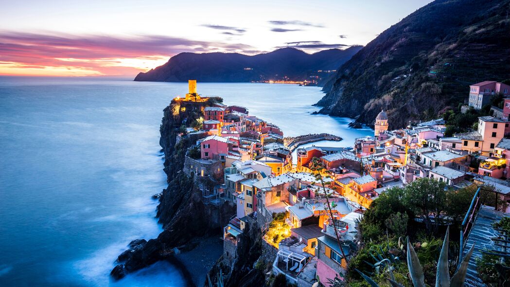 沿海城市Vernazza，意大利海岸、山脉与大海绝美4K壁纸，3840x2160高清下载