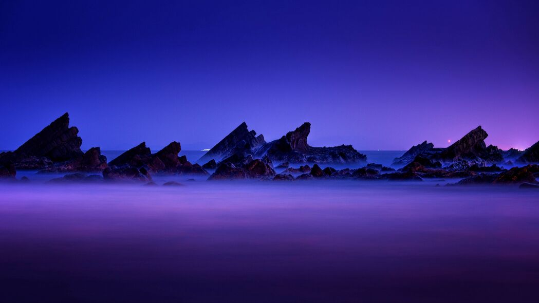 台湾山脉岩石峰峦，夜晚雾绕4K高清壁纸，3840x2160美景尽在眼前