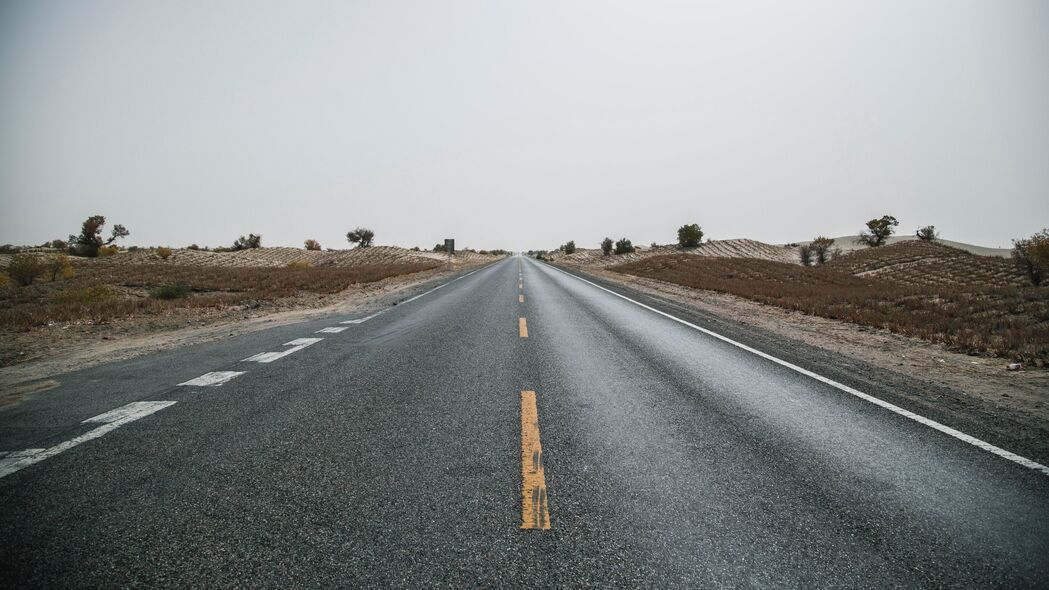道路印记，沥青地平线的绝美风光 - 4K超清壁纸3840x2160免费下载