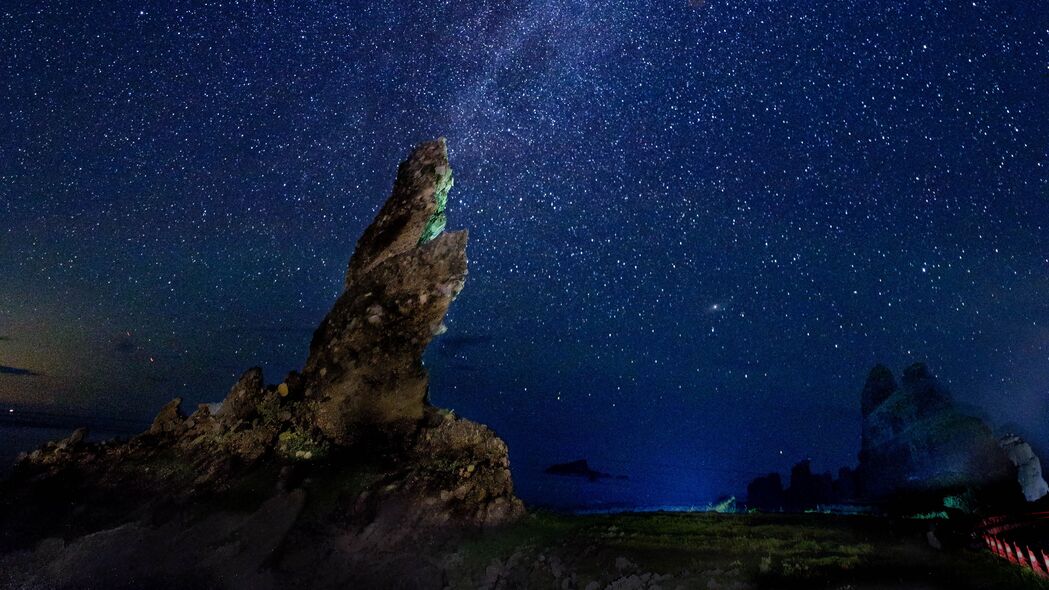 银河星空岩石夜间美景，超高清4K风景壁纸（3840x2160）免费下载