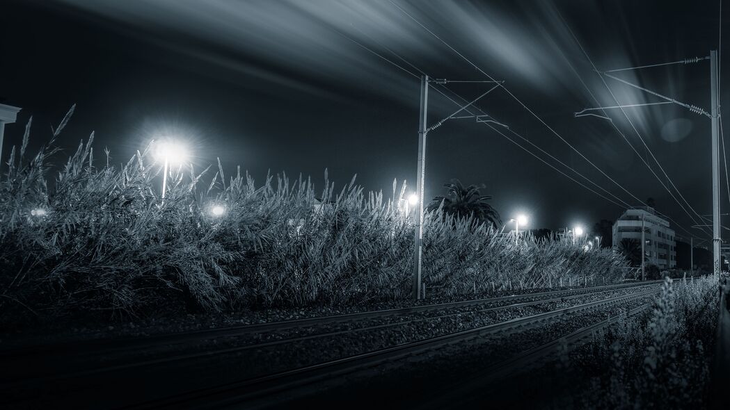 4K高清铁路夜景壁纸，黑白格调，引领方向之美，3840x2160分辨率下载
