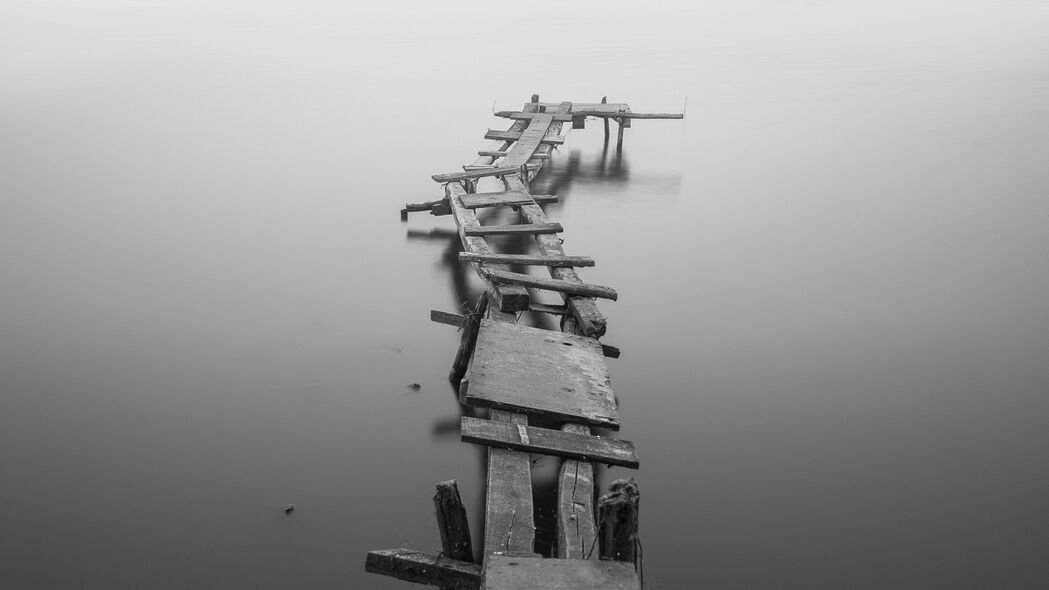 废墟中的极简黑白泊位，4K超清壁纸，灰暗旧时光，3840x2160高清下载